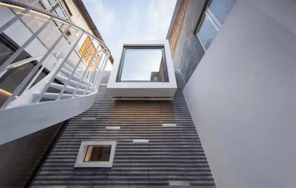 Aluminum skylight window