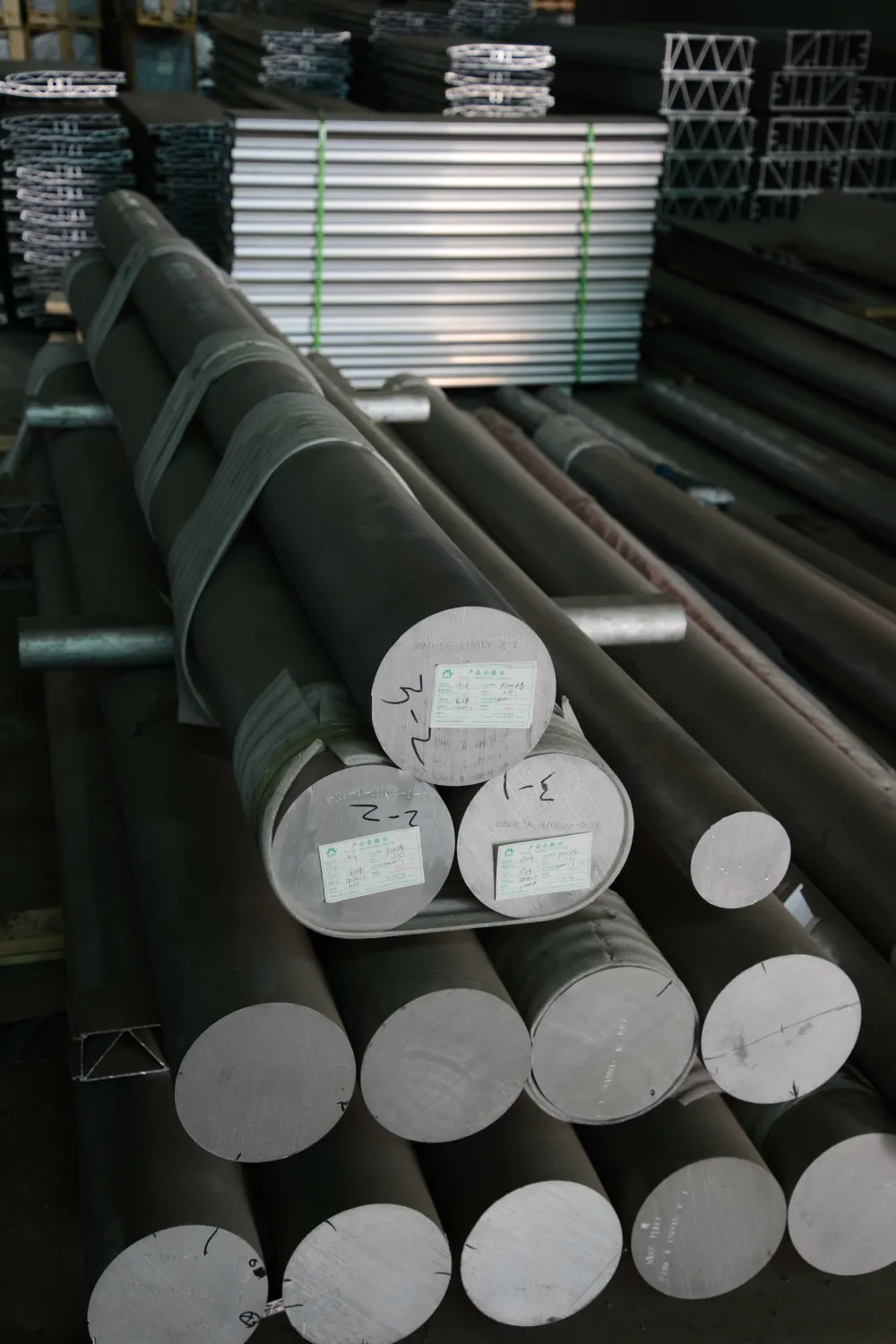 Aluminum extrusion profile and structural component