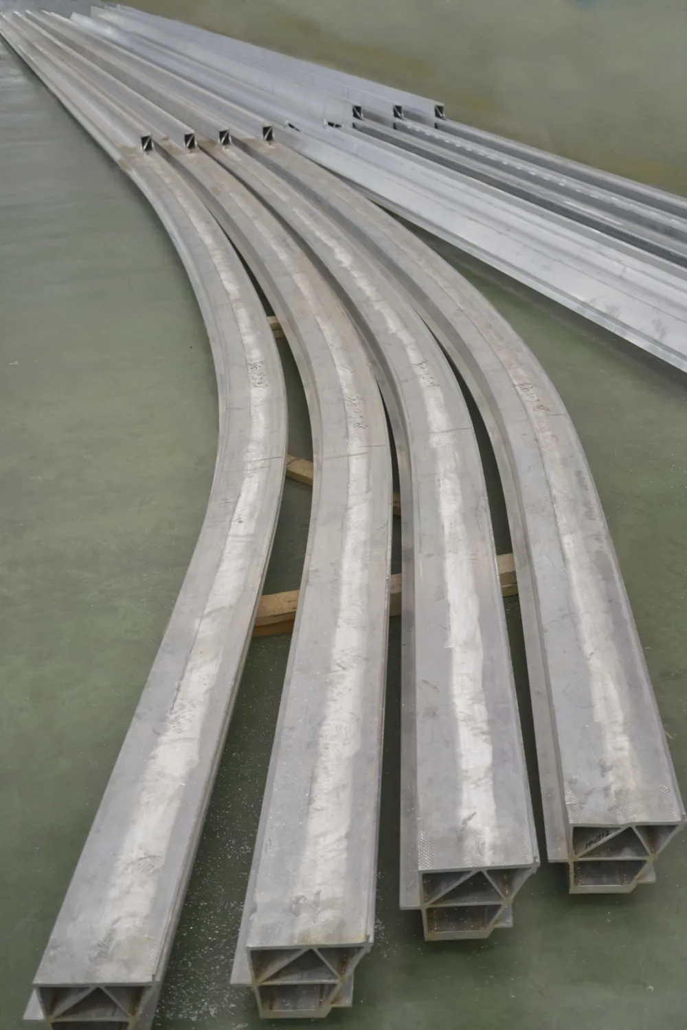 Aluminum extrusion profile and structural component
