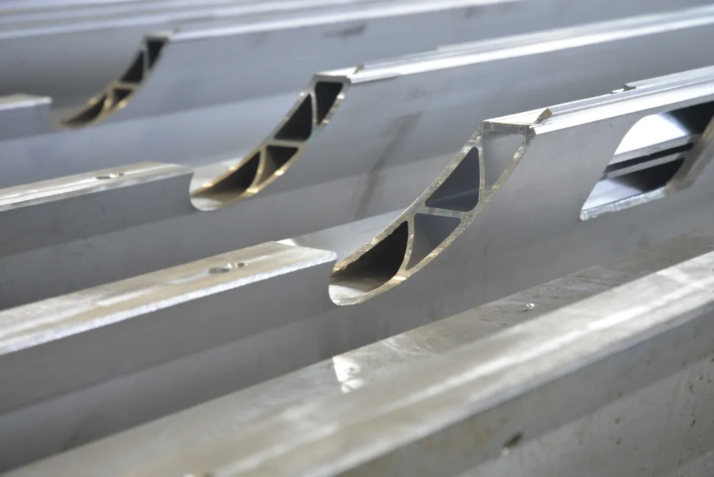 Aluminum extrusion profile and structural component