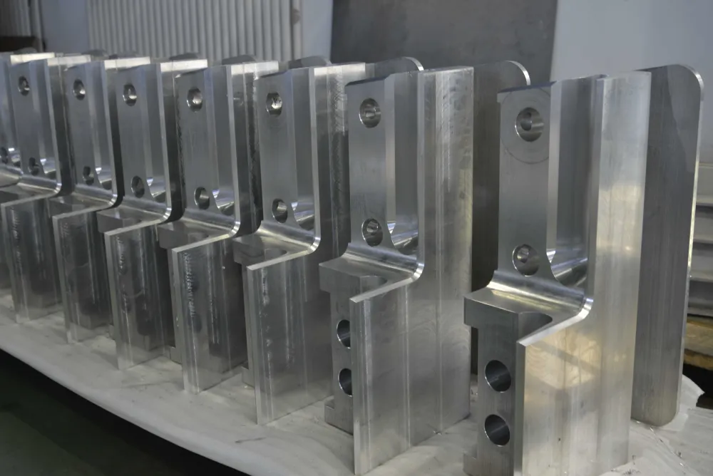 Aluminum extrusion profile and structural component