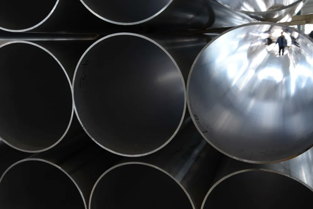 Aluminum extrusion profile and structural component